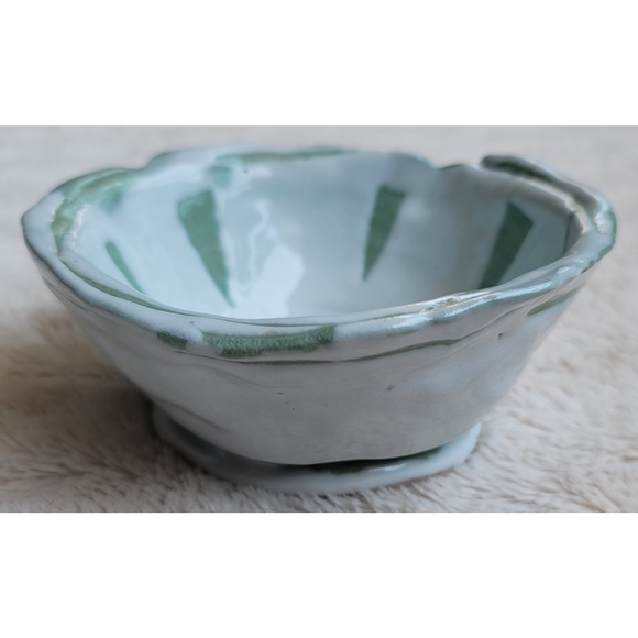 White and green ceramic bowl - Picture 2 of 15